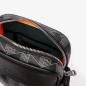 PETITE SACOCHE VERTICALE HOMME THE BLEND EN TOILE MONOGRAMME NOIR/GRIS LACOSTE PETITE SACOCHE VERTICALE HOMME THE BLEND EN TOILE MONOGRAMME NOIR/GRIS LACOSTE