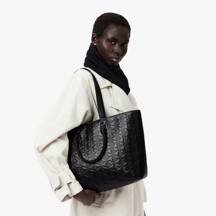 SAC CABAS MAHEKI EN CUIR EMBOSSÉ NOIR LACOSTE